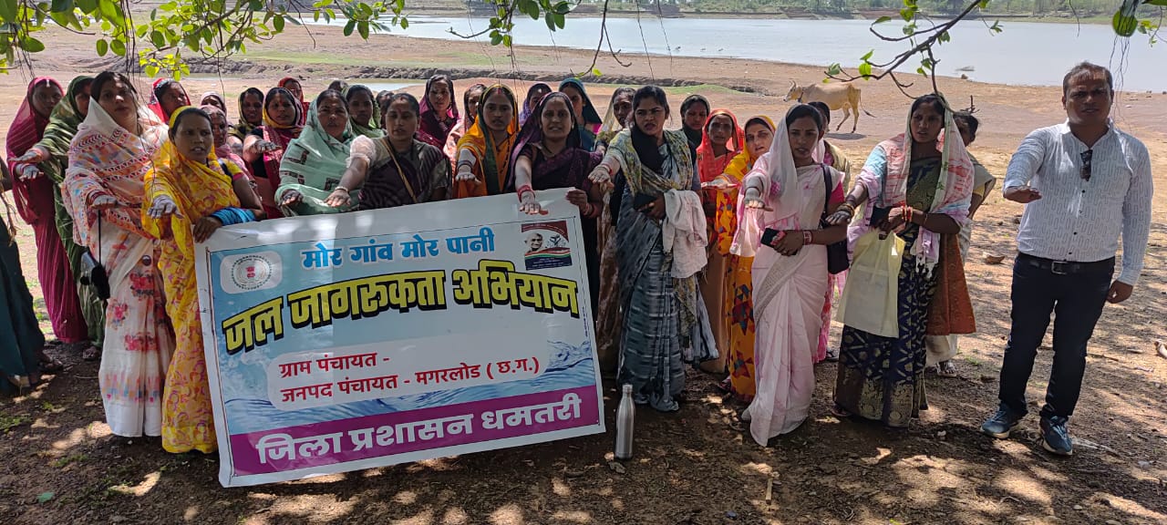 जल संरक्षण की शपथ लेते हुए ग्रामीण। जल संरक्षण की शपथ लेते हुए ग्रामीण।