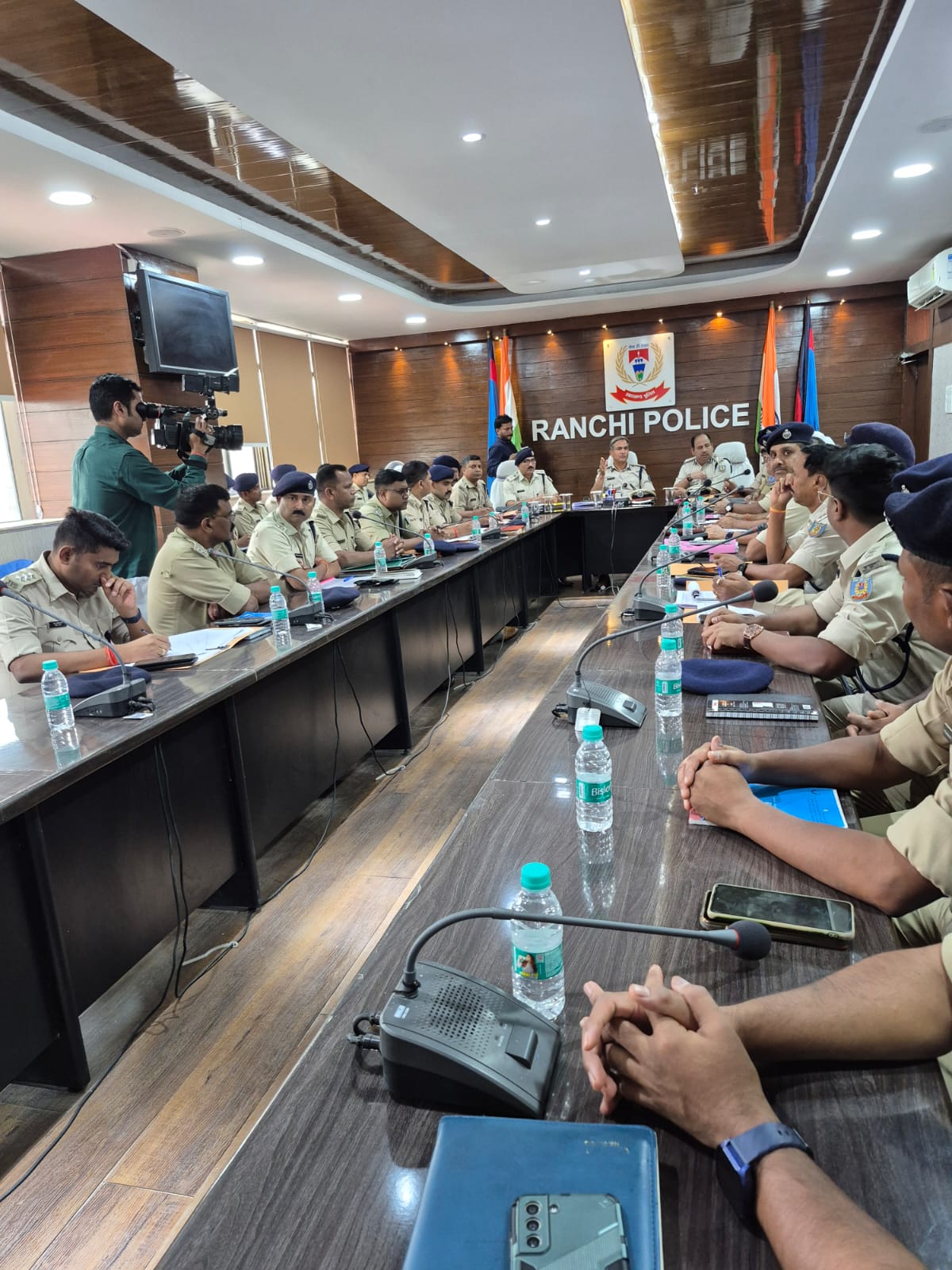आईजी बैठक करते हुए आईजी बैठक करते हुए