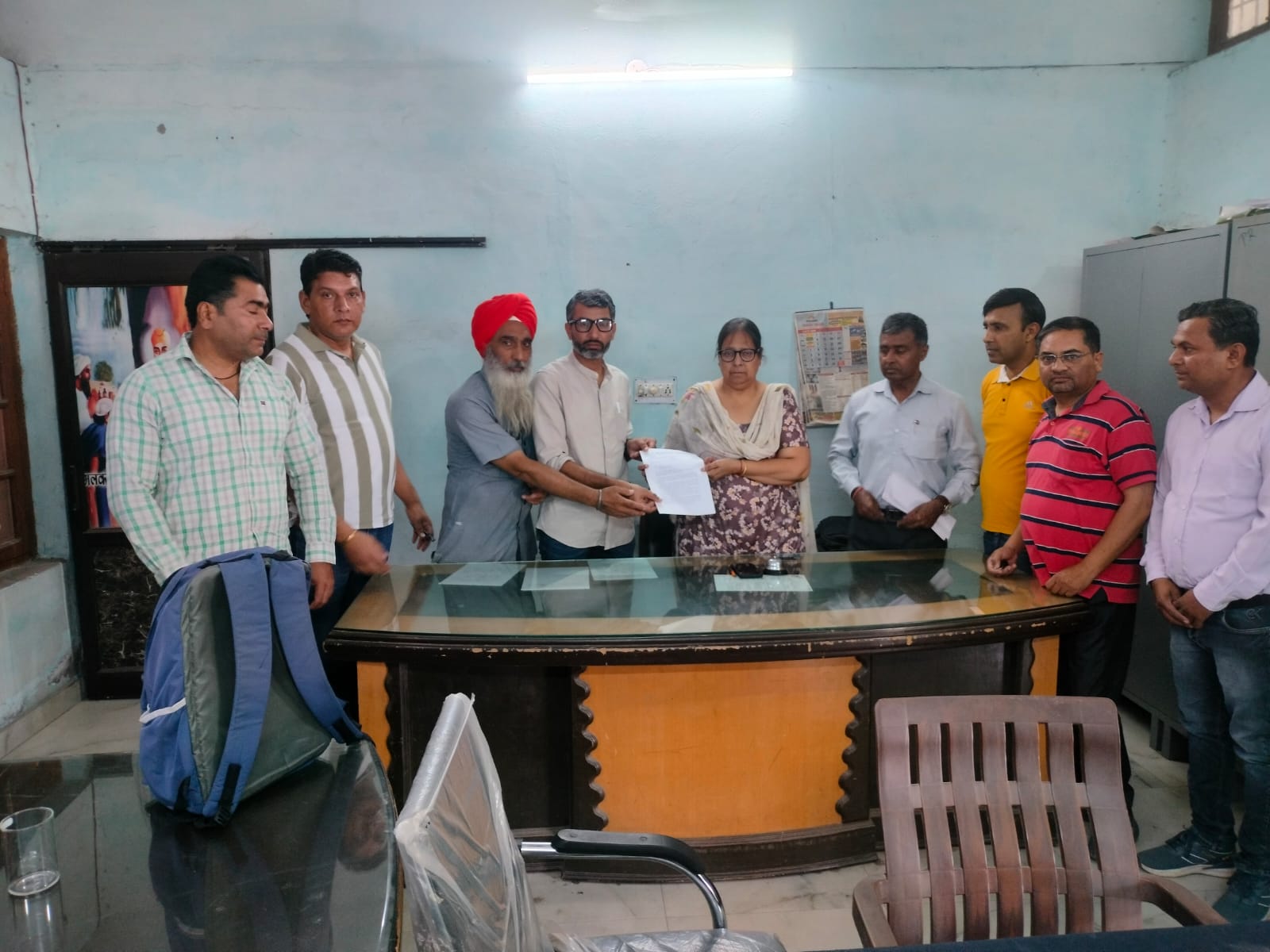 ज्ञापन देते हुए शिक्षक गण ज्ञापन देते हुए शिक्षक गण