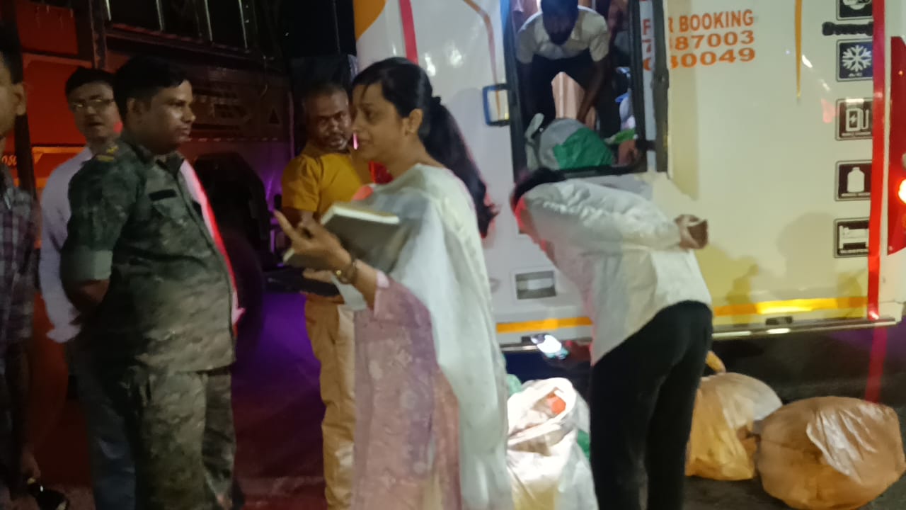 जांच करती खाद्य सुरक्षा पदाधिकारी जांच करती खाद्य सुरक्षा पदाधिकारी