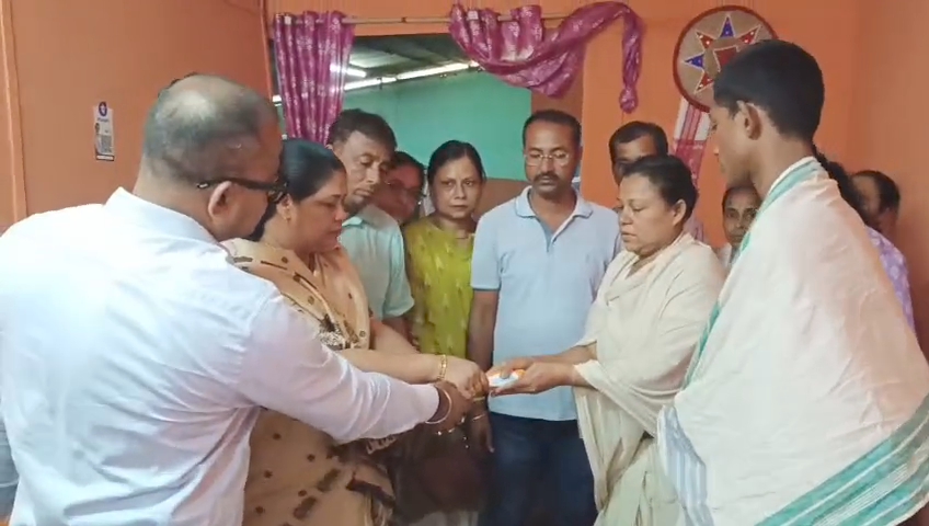 मालिगांव में भूस्खलन से मौत, मृतक के परिवार को सरकार की ओर से सहायता मालिगांव में भूस्खलन से मौत, मृतक के परिवार को सरकार की ओर से सहायता
