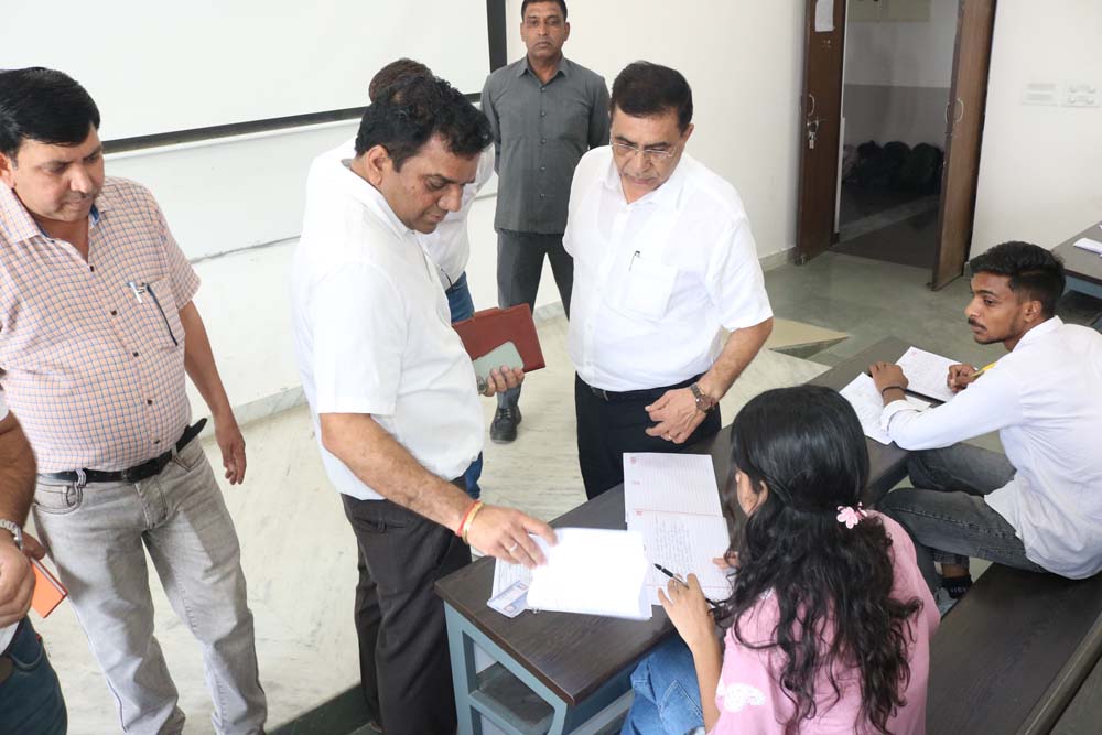 परीक्षार्थियों से बातचीत करते हुए वीसी। परीक्षार्थियों से बातचीत करते हुए वीसी।