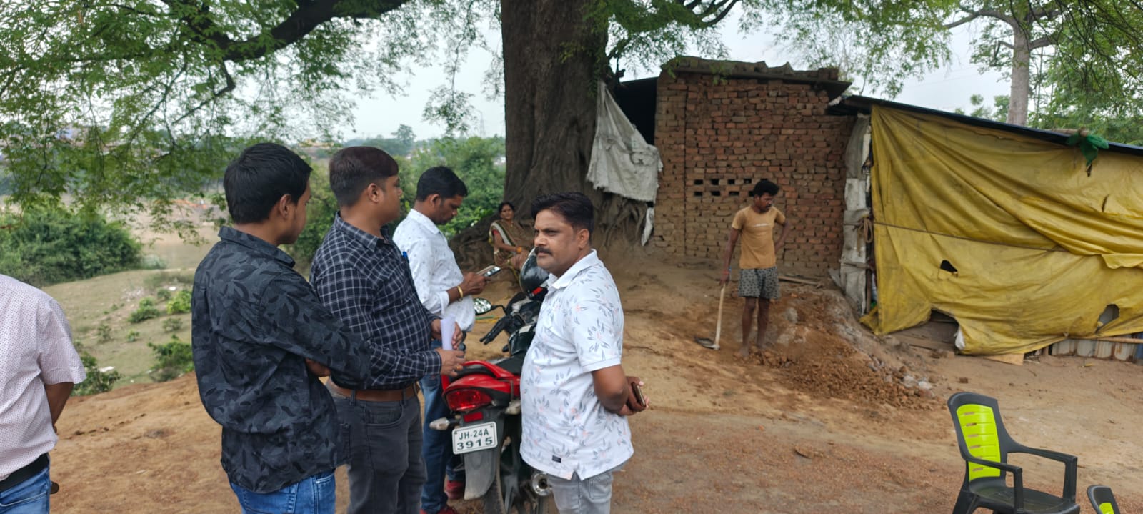 काम रुकवाने पर मौजूद अधिकारी काम रुकवाने पर मौजूद अधिकारी