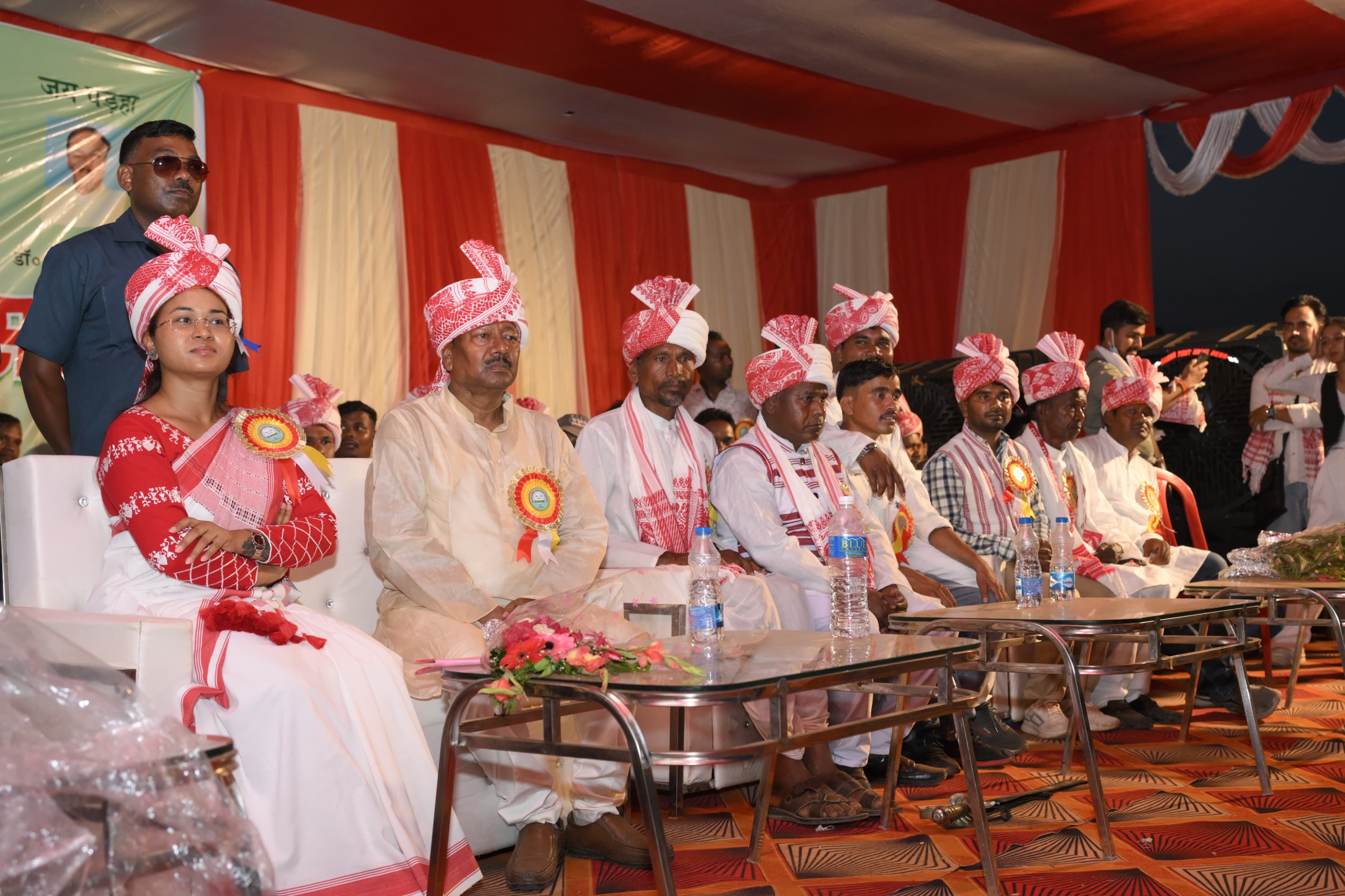 पडहा जतरा में मौजूद कृषि मंत्री शिल्पी नेहा तिर्की सहित अन्य पडहा जतरा में मौजूद कृषि मंत्री शिल्पी नेहा तिर्की सहित अन्य