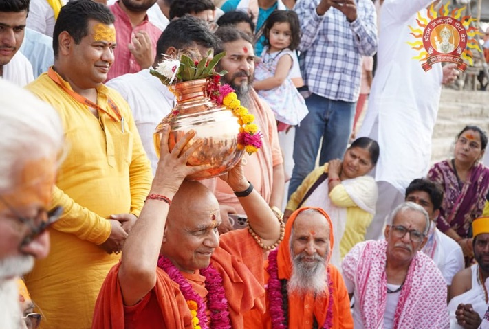 श्रीराम जन्मभूमि परिसर स्थित अष्ट देवालयों में प्राण प्रतिष्ठा की पूर्व संध्या पर  पूज्य संतों, आचार्यों, श्रीराम जन्मभूमि तीर्थक्षेत्र के न्यासीगण, प्रबुद्ध नागरिकों और अपार जनसमूह की उपस्थिति में पुण्य सलिला सरयू के तट से मंगल कलश यात्रा का आयोजन किया गया। फोटो-श्री राम जन्मभूमि तीर्थ क्षेत्र के आधिकारिक एक्स हैंडल से