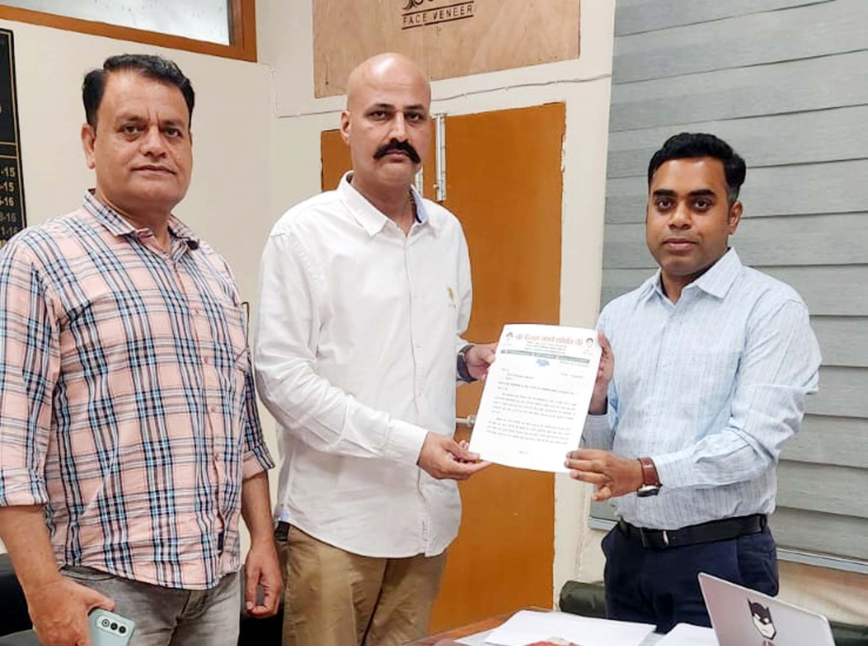 जिला नगर योजनाकार अधिकारी दिनेश कुमार को पत्र सौंपते समिति के अध्यक्ष जितेंद्र श्योराण। जिला नगर योजनाकार अधिकारी दिनेश कुमार को पत्र सौंपते समिति के अध्यक्ष जितेंद्र श्योराण।