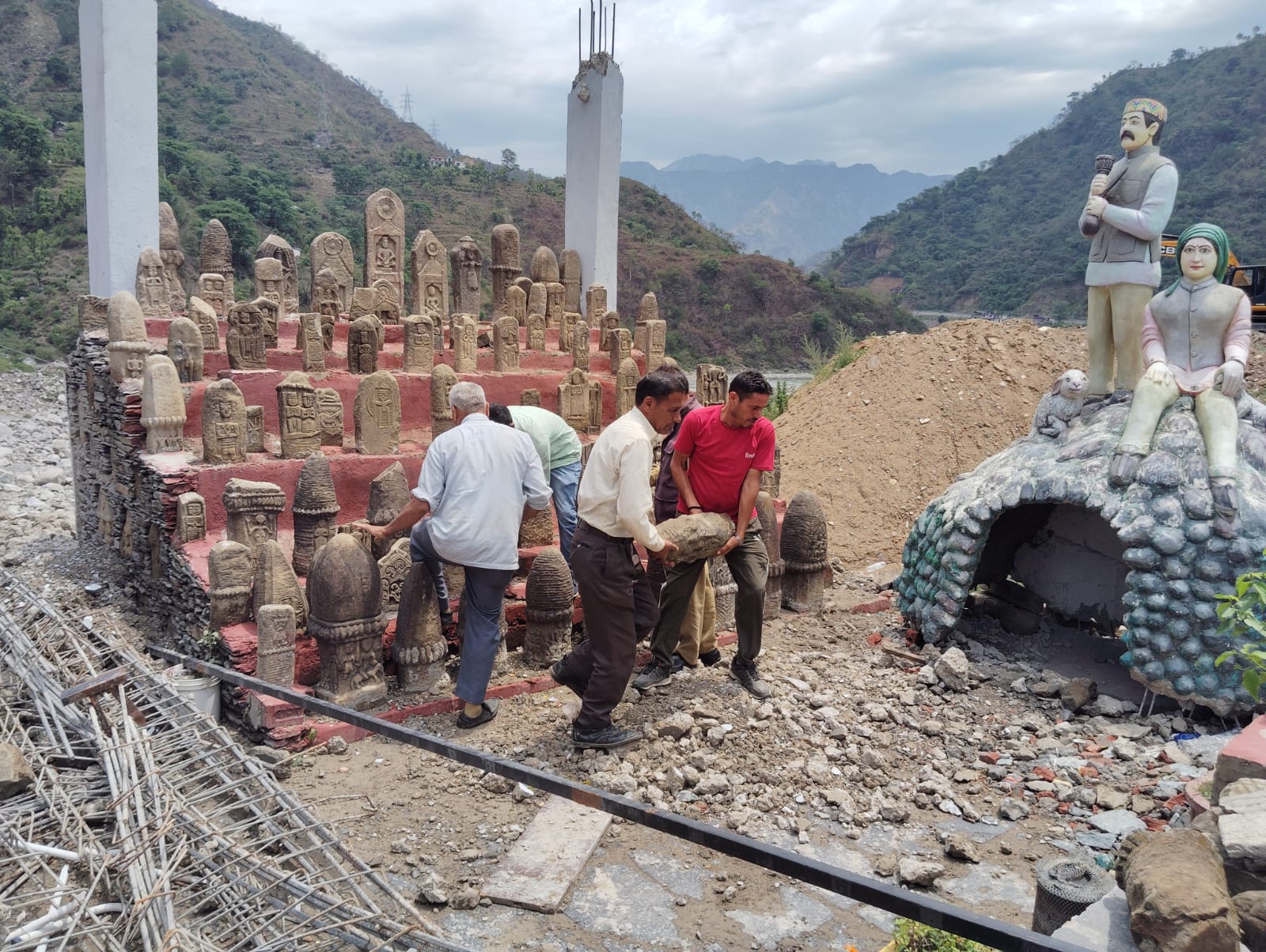 बरसेलों को निकालते हुए व बरसेले बरसेलों को निकालते हुए व बरसेले