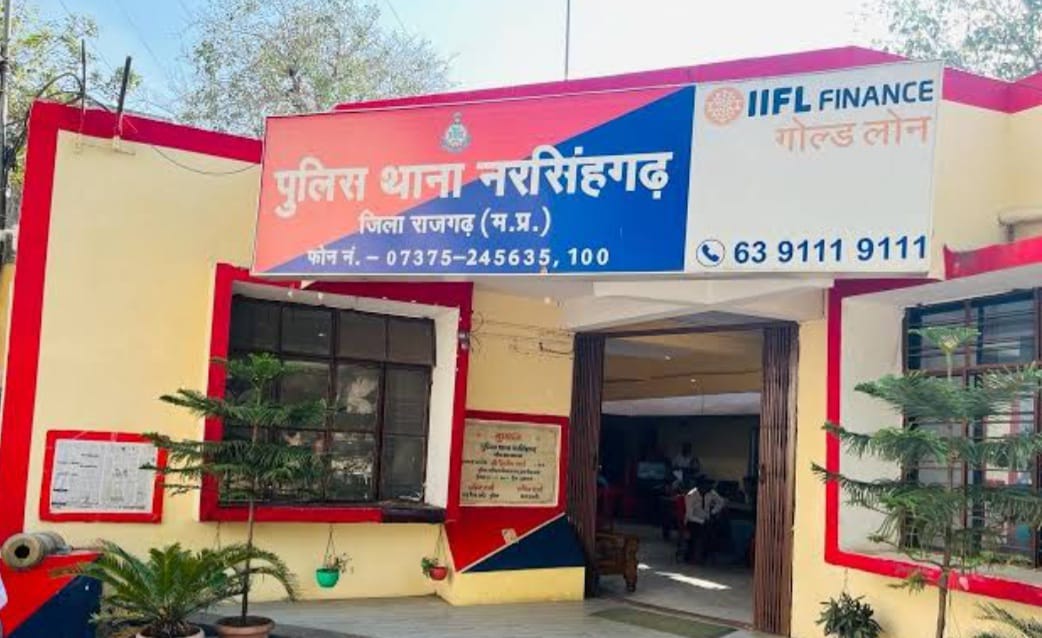 फंदा पर लटका मिला युवती का शव,जांच शुरु फंदा पर लटका मिला युवती का शव,जांच शुरु