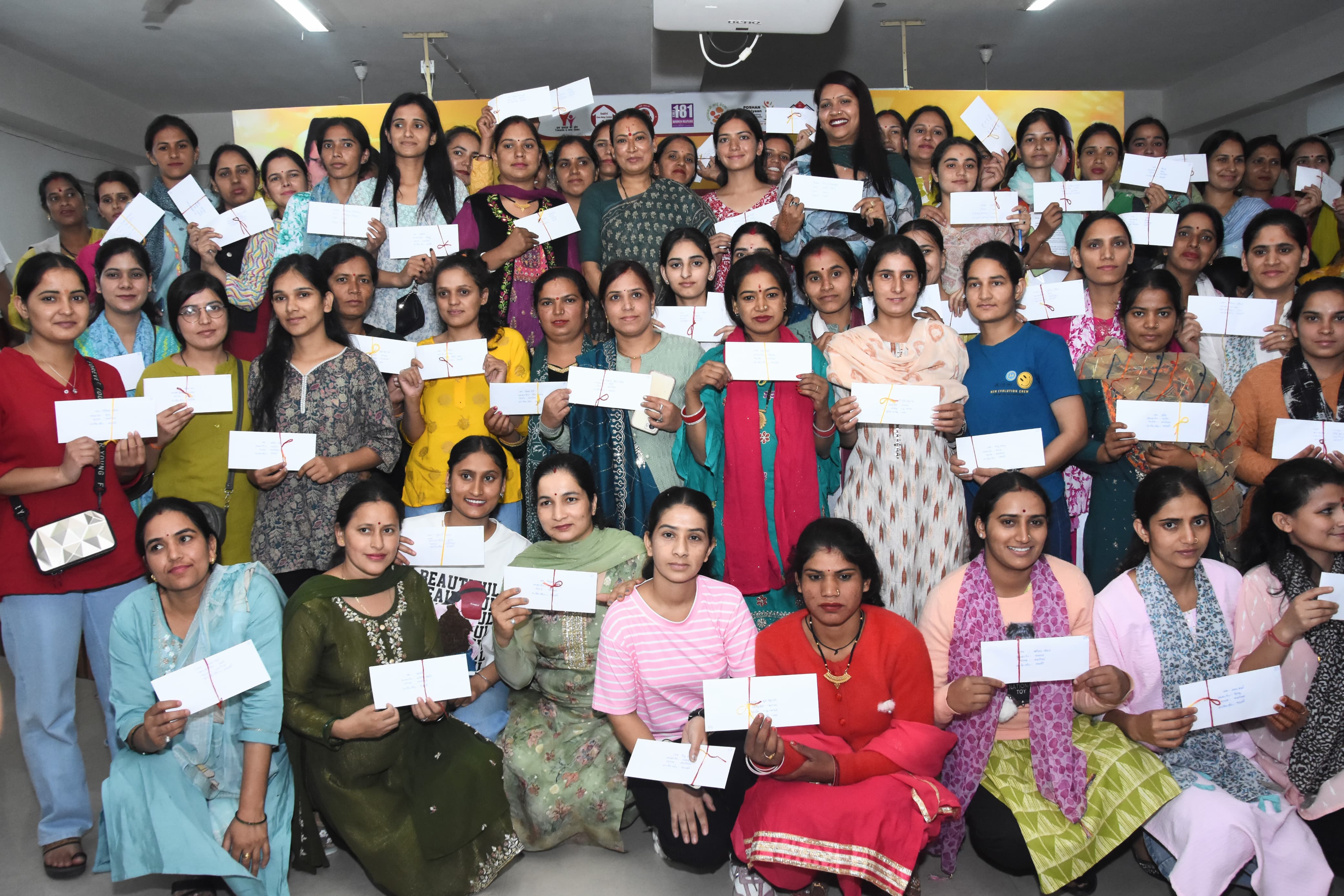 कार्य कत्रियों और सहायिकाओं नियुक्ति पत्र के साथ। कार्य कत्रियों और सहायिकाओं नियुक्ति पत्र के साथ।