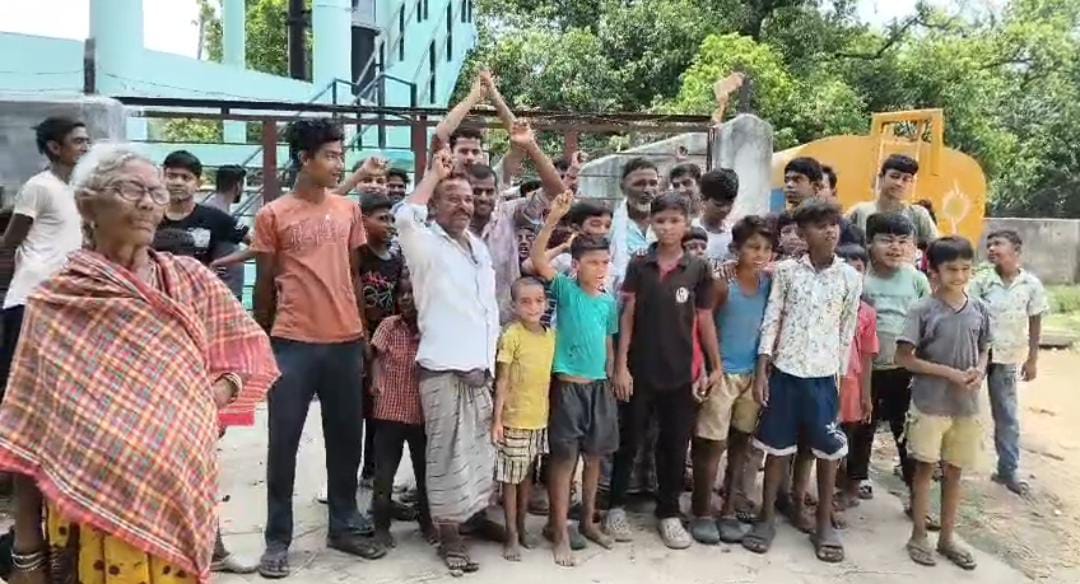 प्रदर्शन करते ग्रामीण प्रदर्शन करते ग्रामीण