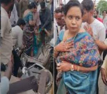 घटनास्थल पर कार एवं महिला (वीडियो से ली गयी फोटो) घटनास्थल पर कार एवं महिला (वीडियो से ली गयी फोटो)