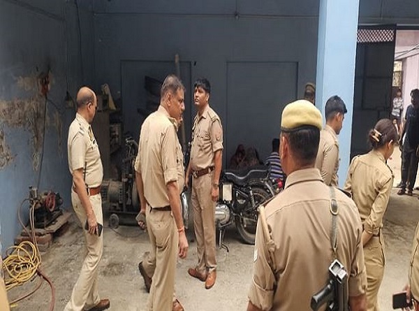 घटना की जांच करती पुलिस टीम घटना की जांच करती पुलिस टीम