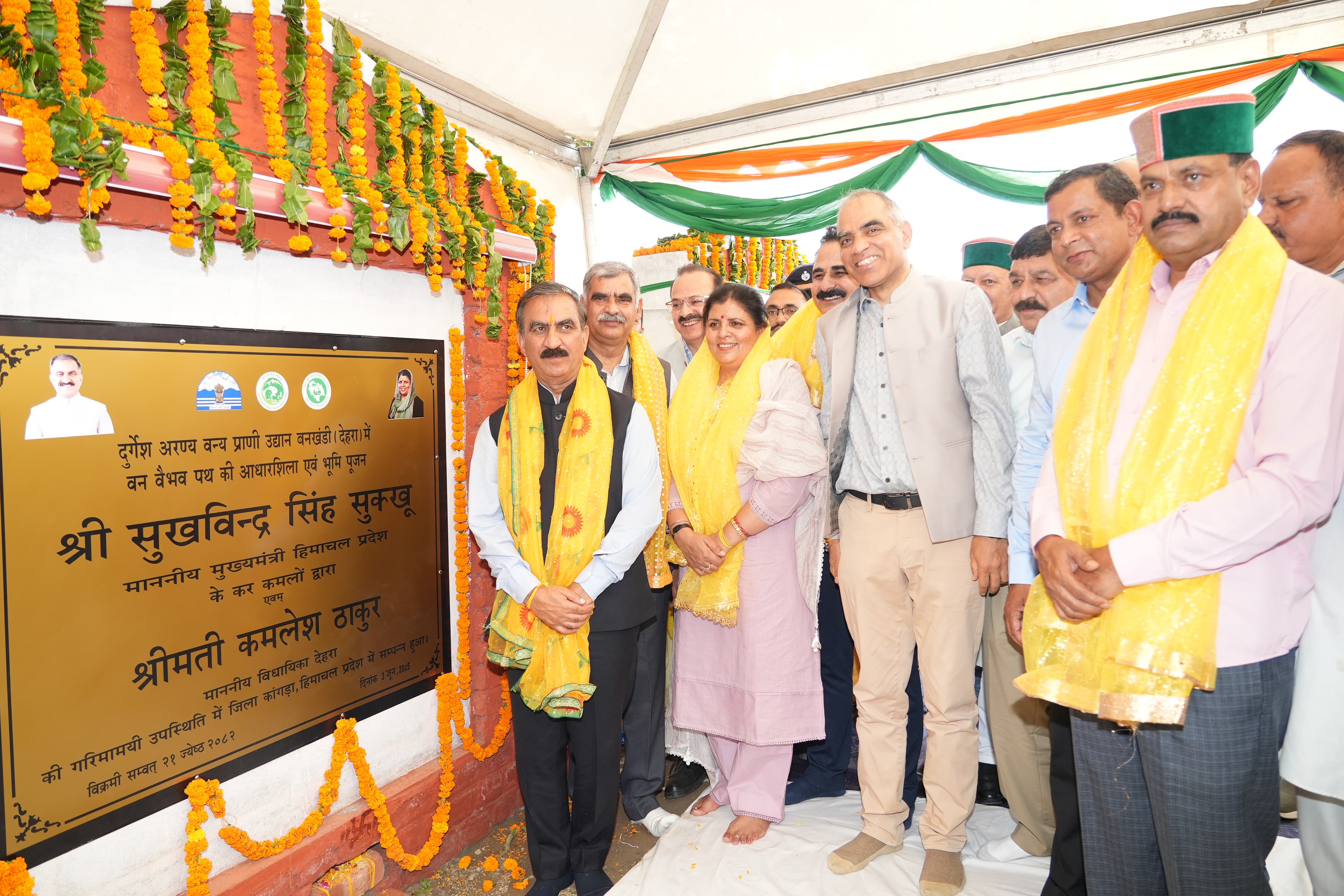 देहरा में विभिन्न विकास परियोजनाओं का लोकार्पण करते हुए मुख्यमंत्री। देहरा में विभिन्न विकास परियोजनाओं का लोकार्पण करते हुए मुख्यमंत्री।