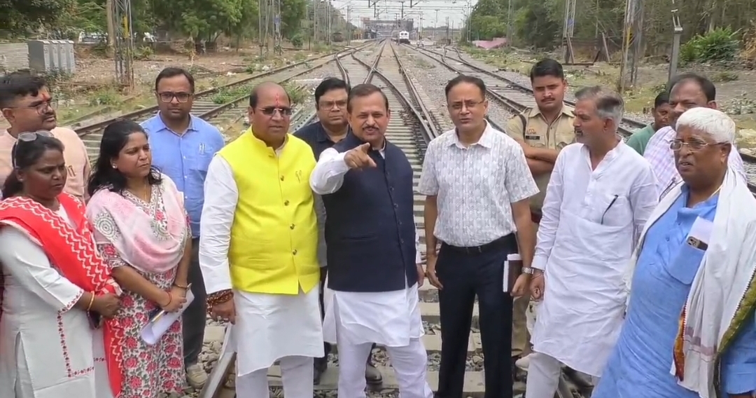 अधिकारियों के साथ चर्चा करते सांसद रमेश अवस्थी विधायक सुरेंद्र मैथानी व अन्य अधिकारियों के साथ चर्चा करते सांसद रमेश अवस्थी विधायक सुरेंद्र मैथानी व अन्य
