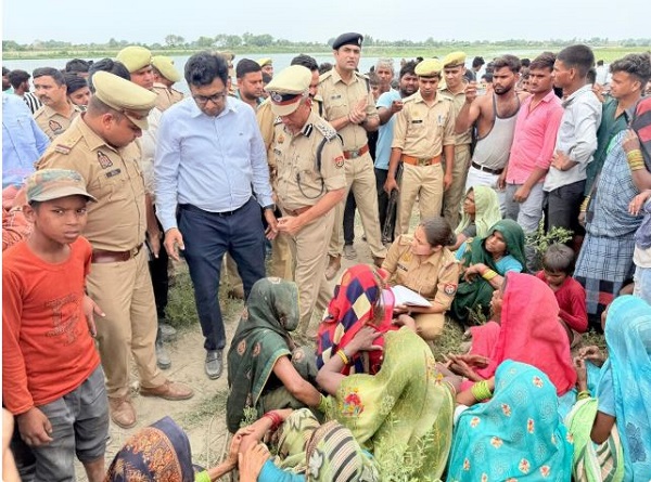 परिवार को सांत्वना देते डीएम और पुलिस अधिकारी परिवार को सांत्वना देते डीएम और पुलिस अधिकारी