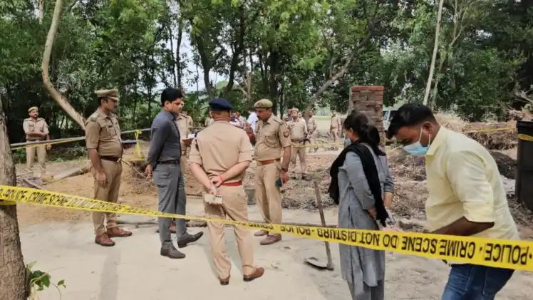घटना स्थल पर जांच करते पुलिस कर्मी