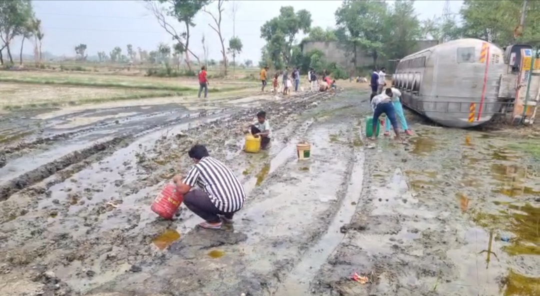 तेल भरते ग्रामीण तेल भरते ग्रामीण
