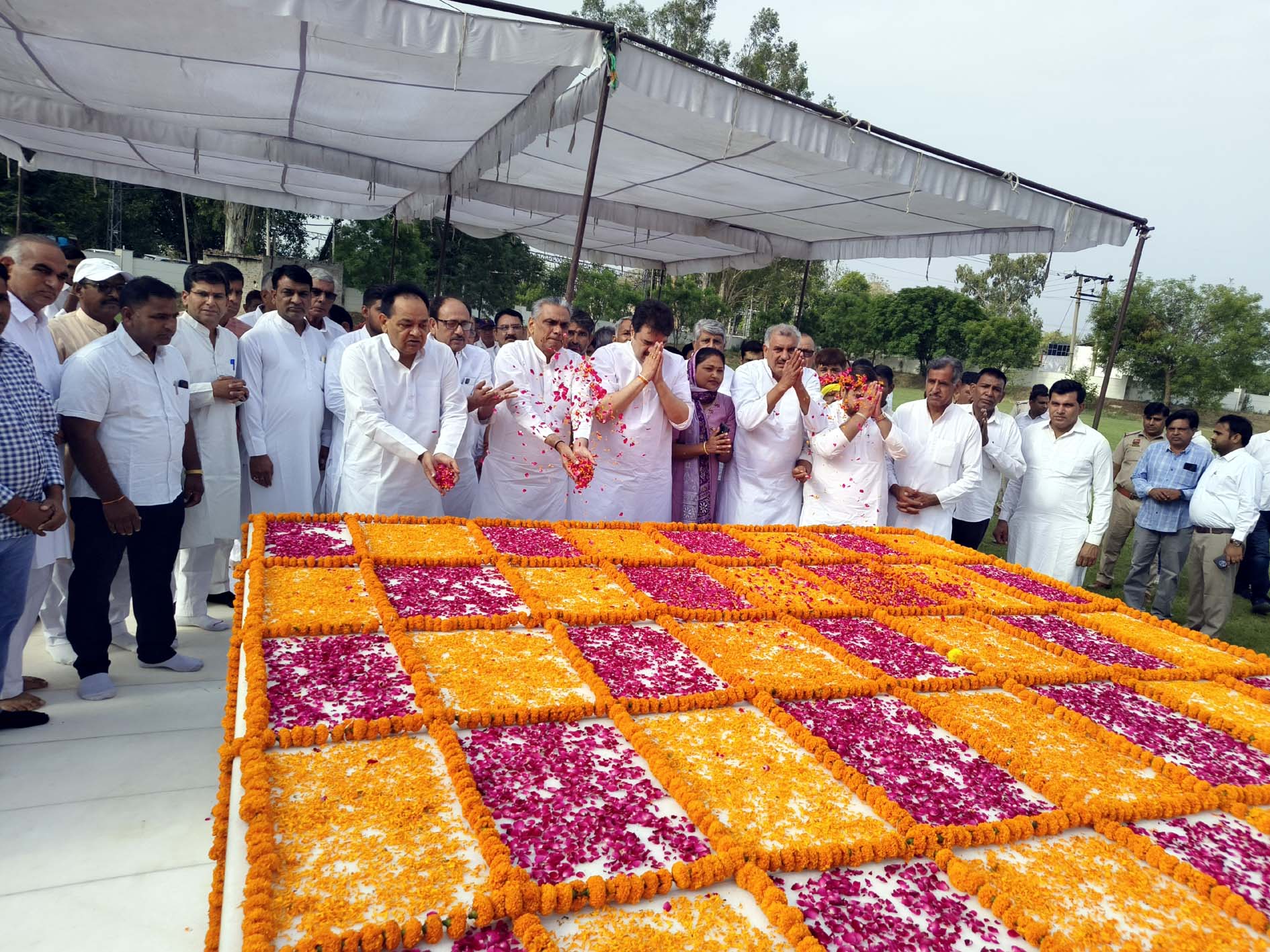 चौ. भजनलाल की समाधि पर श्रद्धांजलि अर्पित करते कुलदीप बिश्नोई एवं अन्य। चौ. भजनलाल की समाधि पर श्रद्धांजलि अर्पित करते कुलदीप बिश्नोई एवं अन्य।