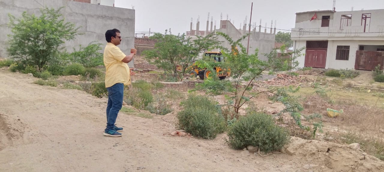 अवैध निर्माण को ध्वस्त करते हुए जेसीबी का छाया चित्र अवैध निर्माण को ध्वस्त करते हुए जेसीबी का छाया चित्र