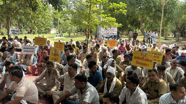 फोटो कैप्शन 3आरटीके1 : पीजीआईएमएस में हड़ताल पर बैठे अनुबंधित कर्मचारी ------------- फोटो कैप्शन 3आरटीके1 : पीजीआईएमएस में हड़ताल पर बैठे अनुबंधित कर्मचारी -------------