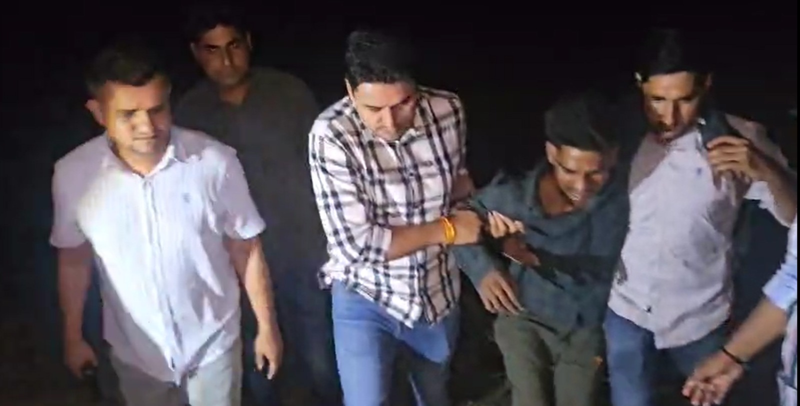 गिरफ़्तार अभियुक्त गिरफ़्तार अभियुक्त