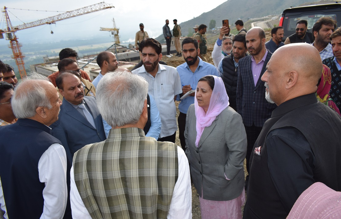 सकीना इत्तू ने एम्स अवंतीपोरा निर्माण स्थल पर चल रहे कार्यों का किया निरीक्षण सकीना इत्तू ने एम्स अवंतीपोरा निर्माण स्थल पर चल रहे कार्यों का किया निरीक्षण