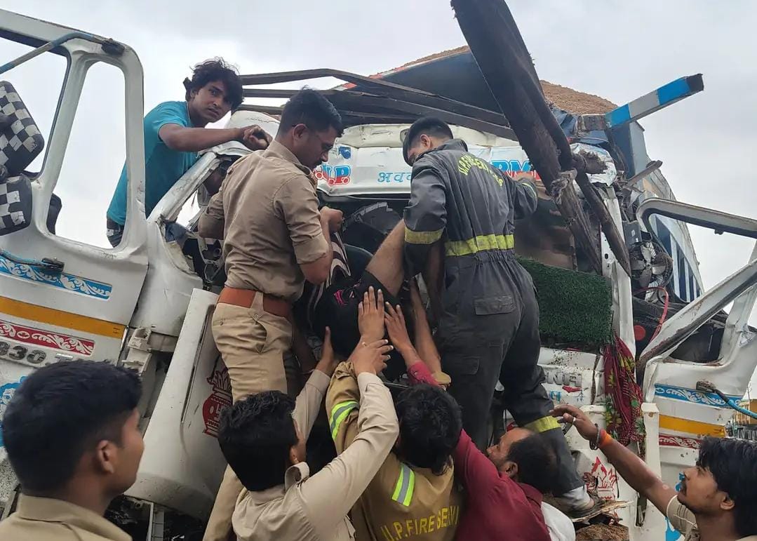 दोनों घायलों को केबिन से बाहर निकालती रेस्क्यू टीम