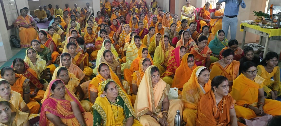 गायत्री शक्तिपीठ में बैठी हुई महिलाएं। गायत्री शक्तिपीठ में बैठी हुई महिलाएं।