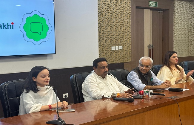 कार्यक्रम को संबोधित करते सांसद प्रवीण खंडेलवाल और अन्य कार्यक्रम को संबोधित करते सांसद प्रवीण खंडेलवाल और अन्य