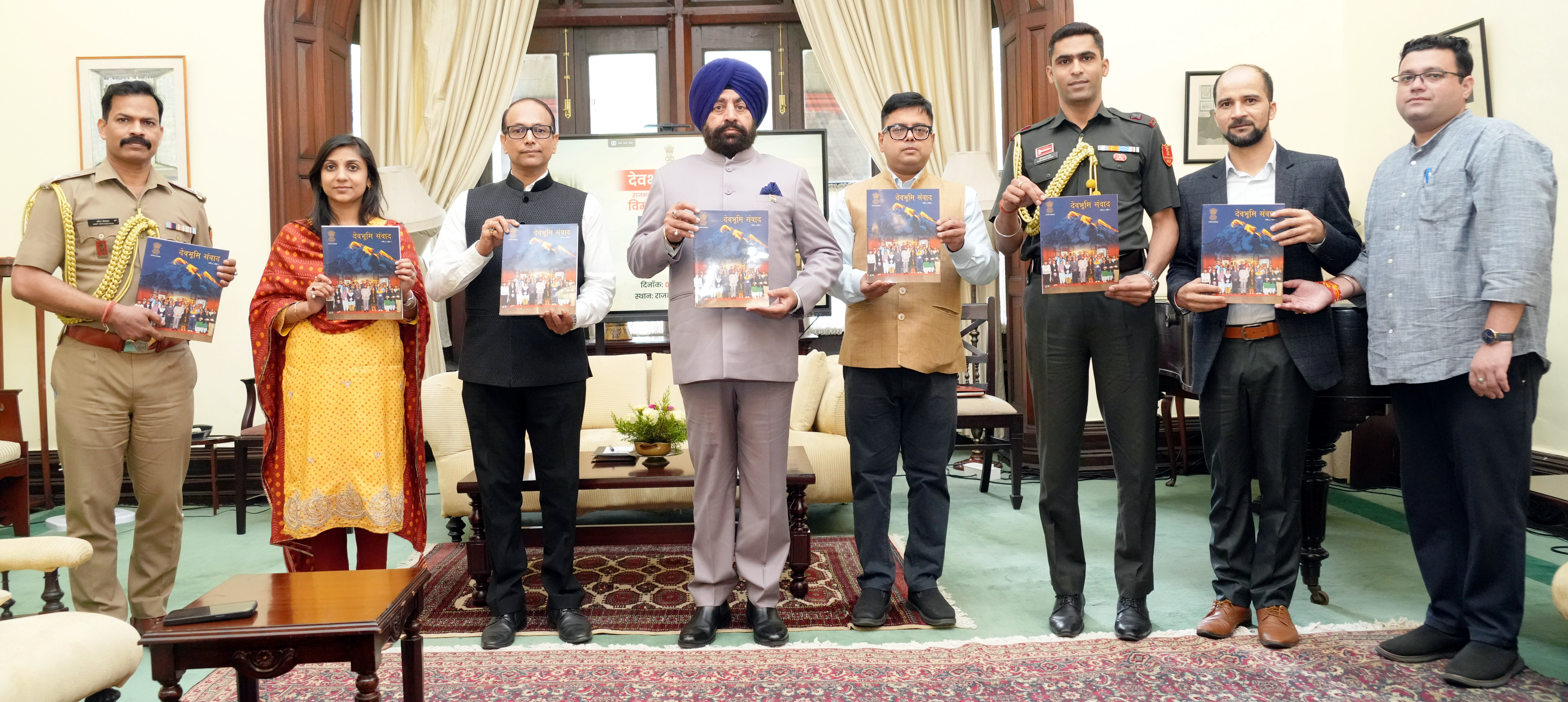 देवभूमि संवाद पत्रिका का विमोचन करते राज्यपाल। देवभूमि संवाद पत्रिका का विमोचन करते राज्यपाल।