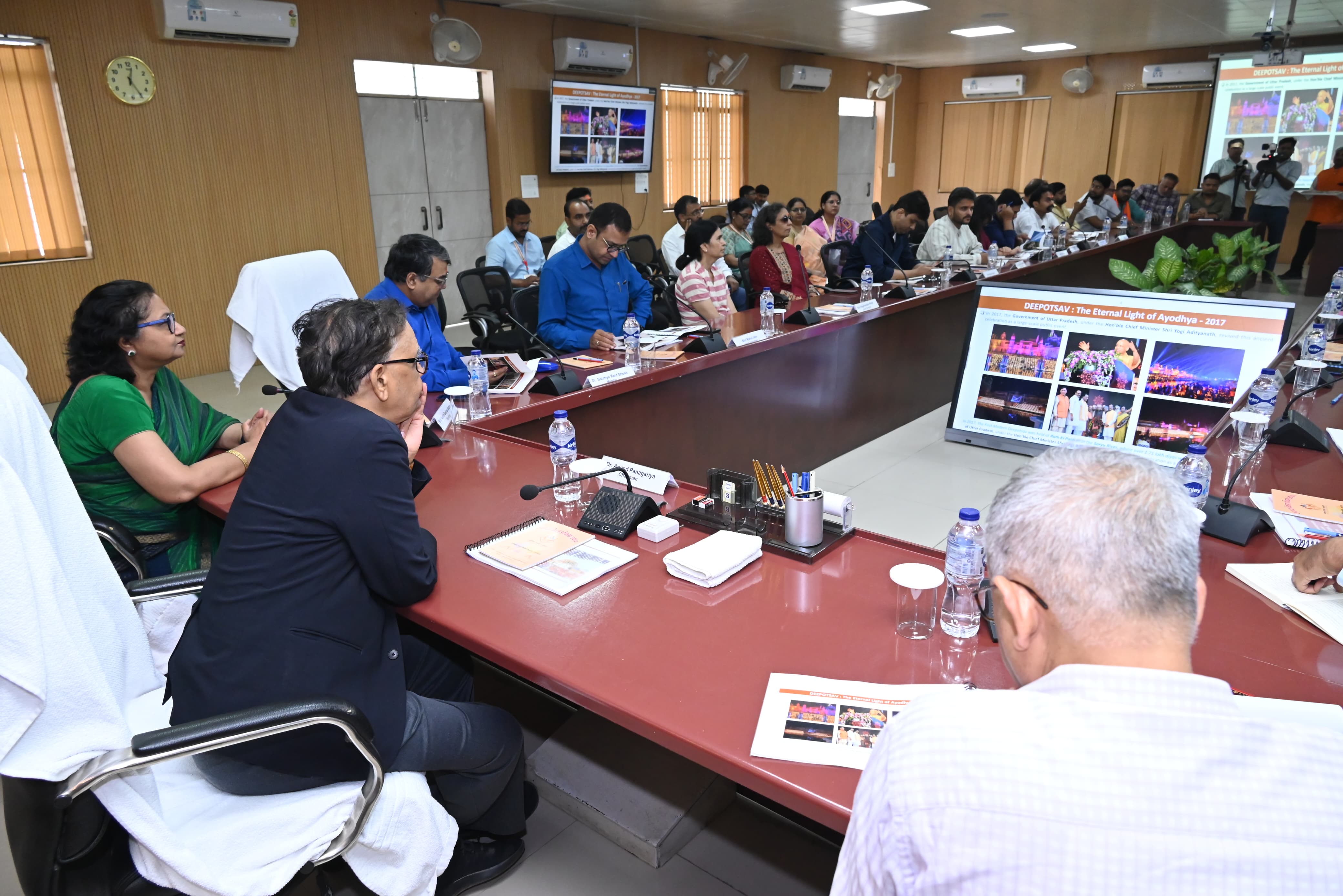 केन्द्रीय वित्त आयोग अध्यक्ष ने सदस्यों के साथ मंदिर निर्माण की ली जानकारी केन्द्रीय वित्त आयोग अध्यक्ष ने सदस्यों के साथ मंदिर निर्माण की ली जानकारी