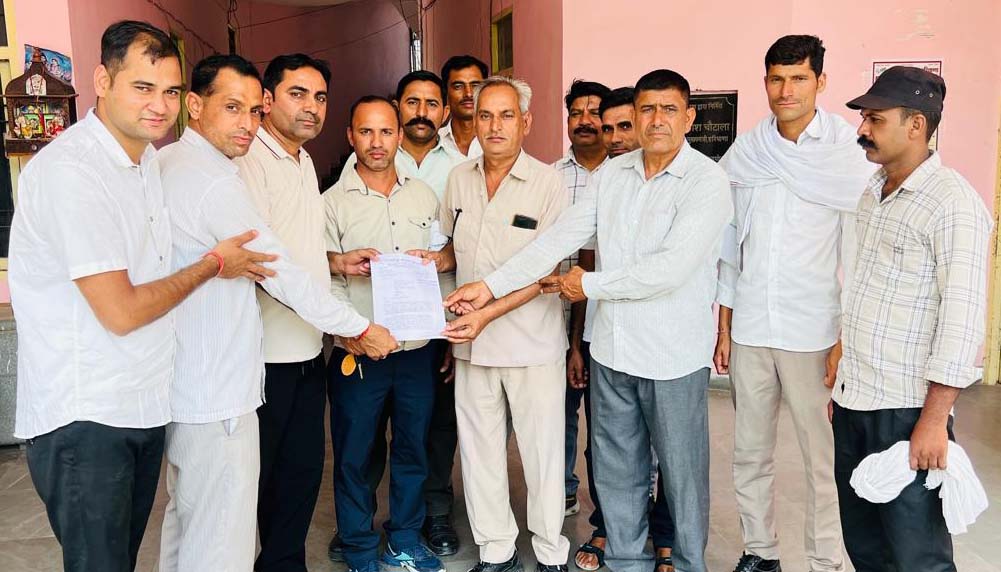 मांगों को लेकर फायर अधिकारी को ज्ञापन सौंपते कर्मचारी।