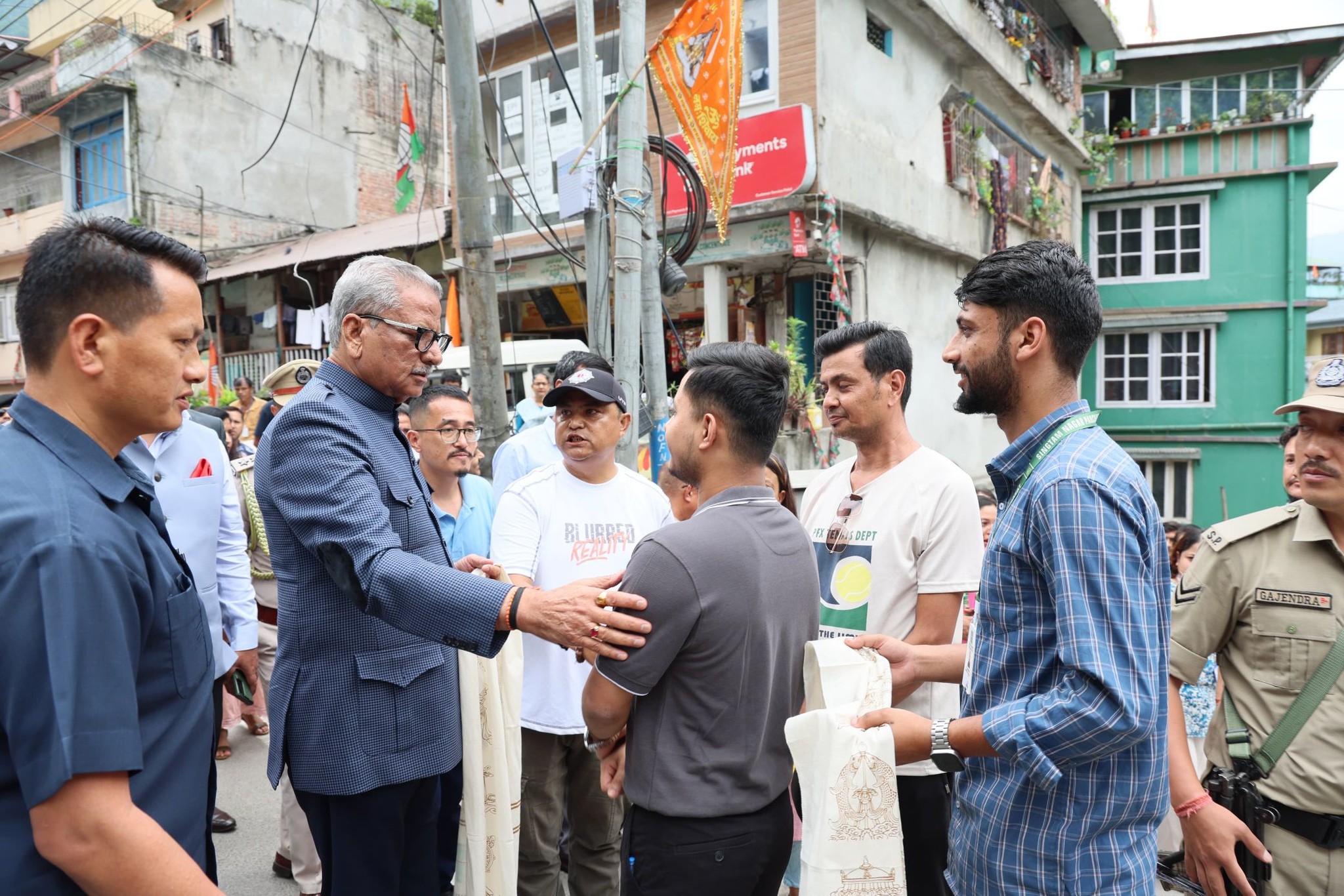 राज्यपालले सिङतामको भ्रमण गरेर स्थानीय मानिसहरूलाई सतर्कता अपनाउन आह्वान गरे राज्यपालले सिङतामको भ्रमण गरेर स्थानीय मानिसहरूलाई सतर्कता अपनाउन आह्वान गरे