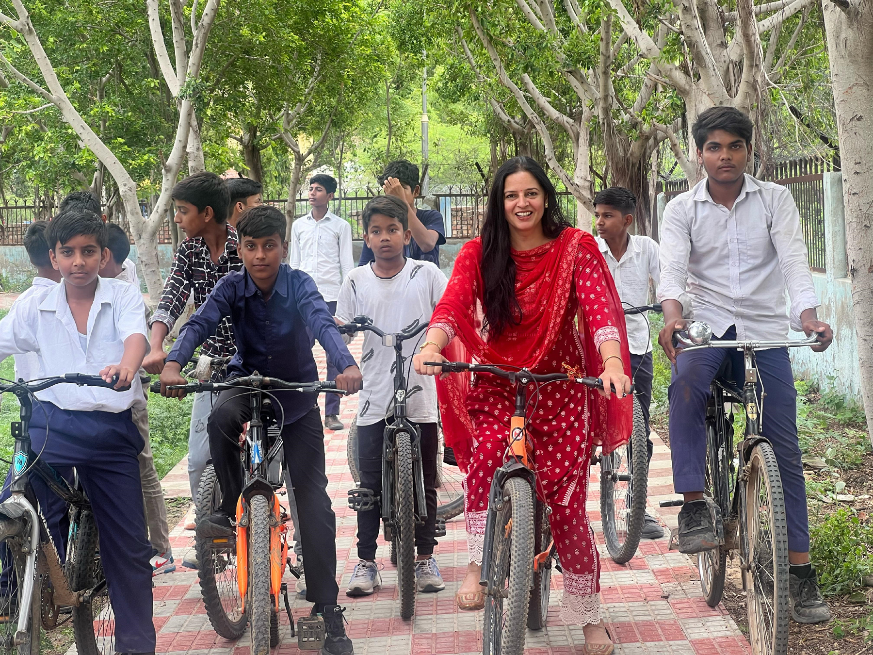 गुरुग्राम में विश्व साइकिल दिवस पर बच्चों के साथ साइकिल चलाकर साइकिलिंग का संदेश देती मिसेज हरियाणा 2018 रितु कटारिया।