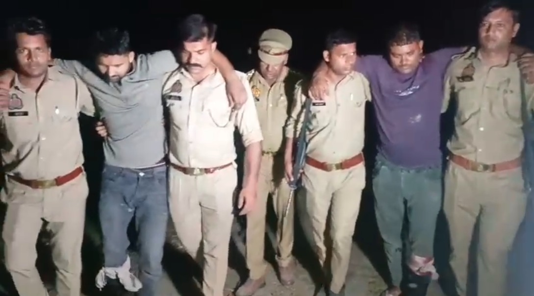 घायल गौ तस्करों को ले जाती पुलिस घायल गौ तस्करों को ले जाती पुलिस