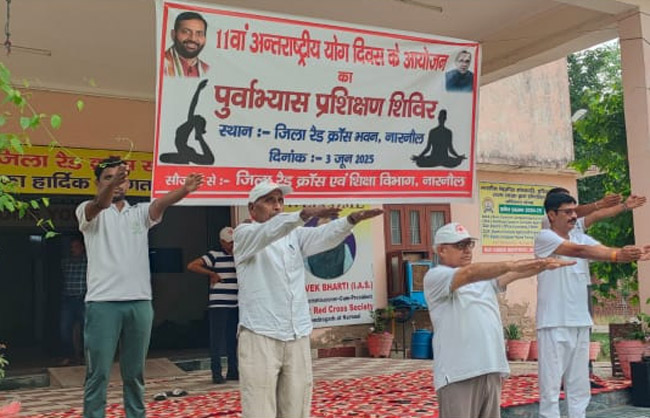 योग करते अधिकारीए कर्मचारी व प्रशिक्षणार्थी। योग करते अधिकारीए कर्मचारी व प्रशिक्षणार्थी।