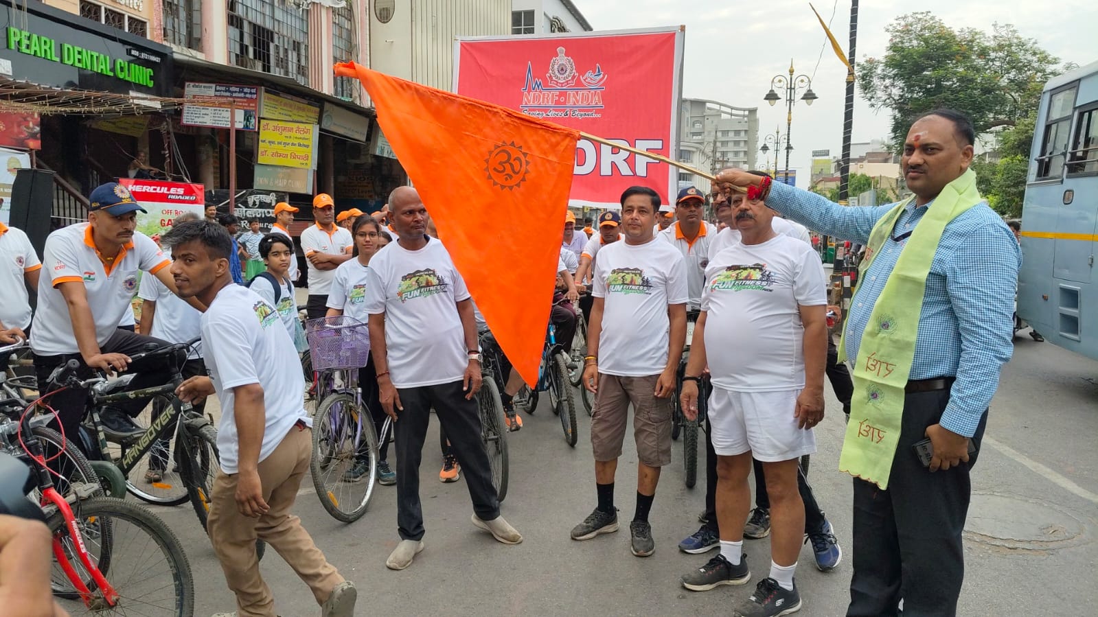साइकिल रैली को हरी झंडी दिखाते एटीएस के डिप्टी एसपी साइकिल रैली को हरी झंडी दिखाते एटीएस के डिप्टी एसपी