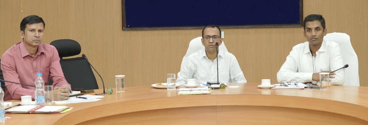 बिजलीविहीन गांवों में प्राथमिकता से पहुंचाएं बिजली: कलेक्टर अजीत वसंत बिजलीविहीन गांवों में प्राथमिकता से पहुंचाएं बिजली: कलेक्टर अजीत वसंत