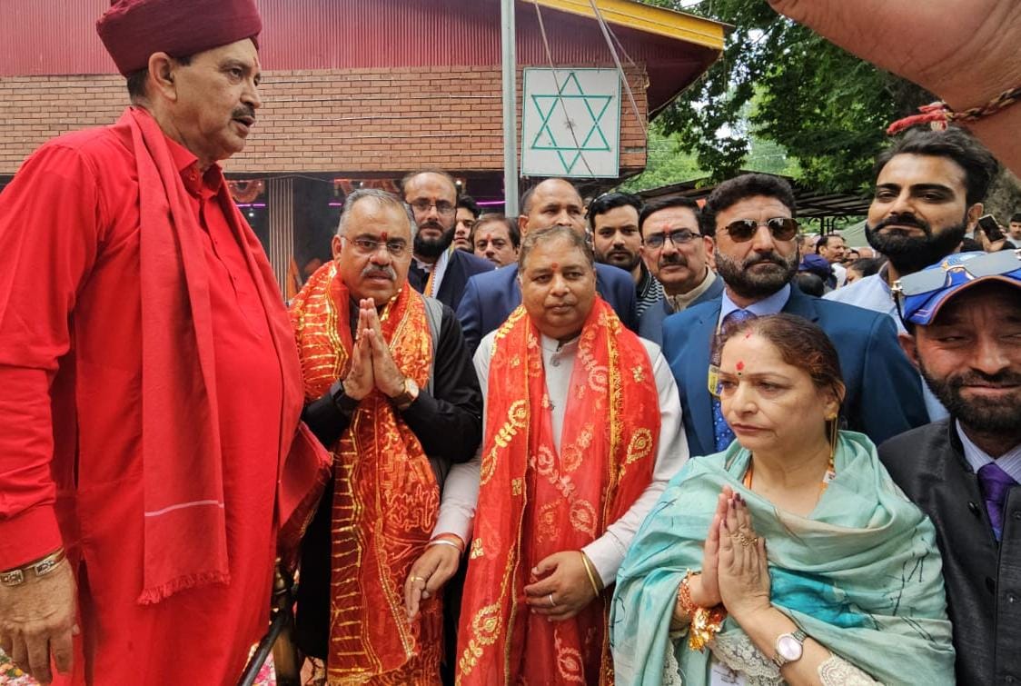 तरुण चुग ने ज्येष्ठ अष्टमी पर माता खीर भवानी मंदिर में पूजा-अर्चना की तरुण चुग ने ज्येष्ठ अष्टमी पर माता खीर भवानी मंदिर में पूजा-अर्चना की