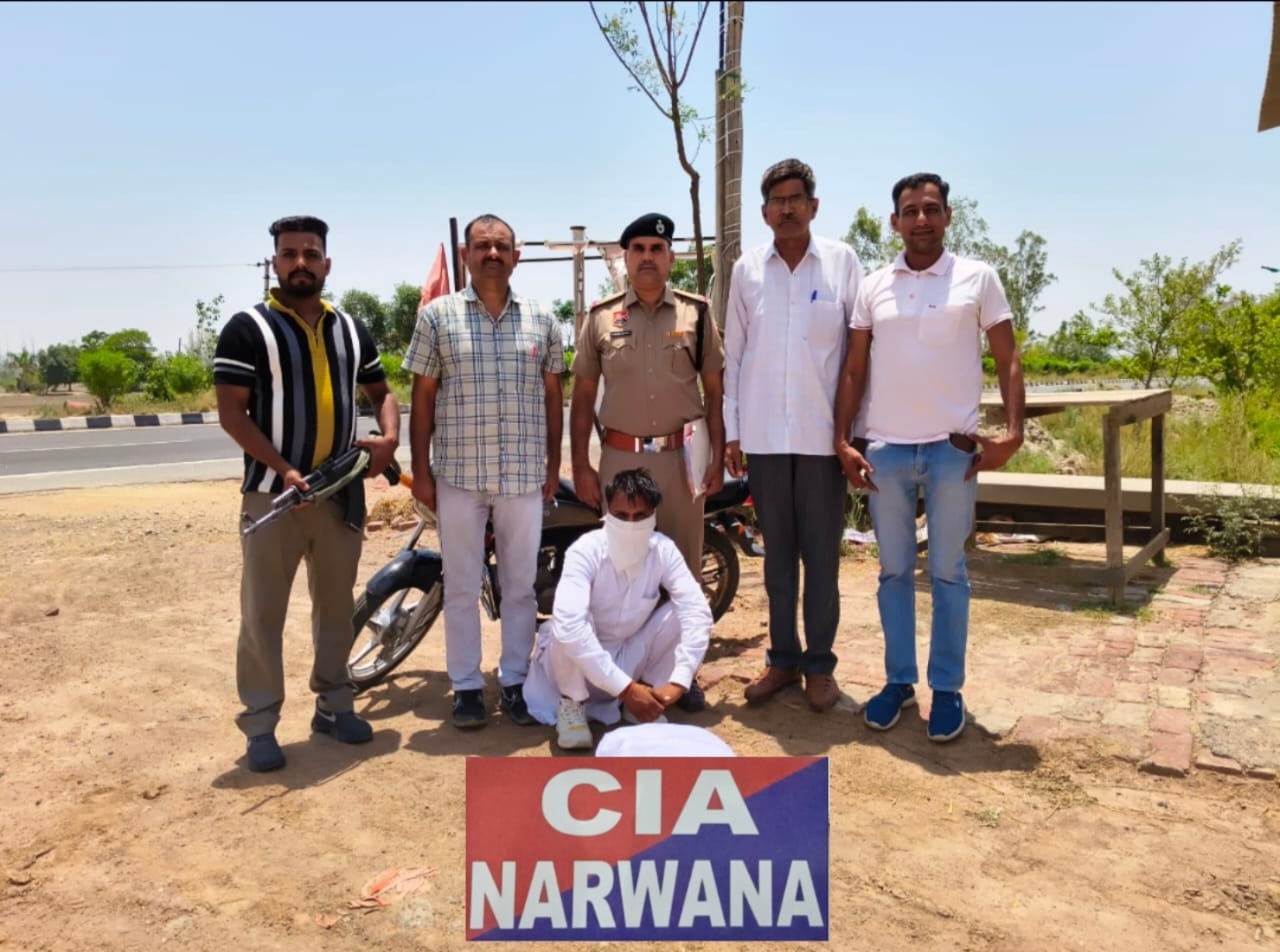 पुलिस गिरफ्त में नशा तस्कर। पुलिस गिरफ्त में नशा तस्कर।