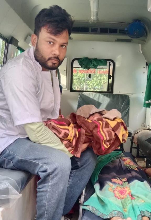 ईएमटी राहुल सुरक्षित जच्चा-बच्चा के साथ।