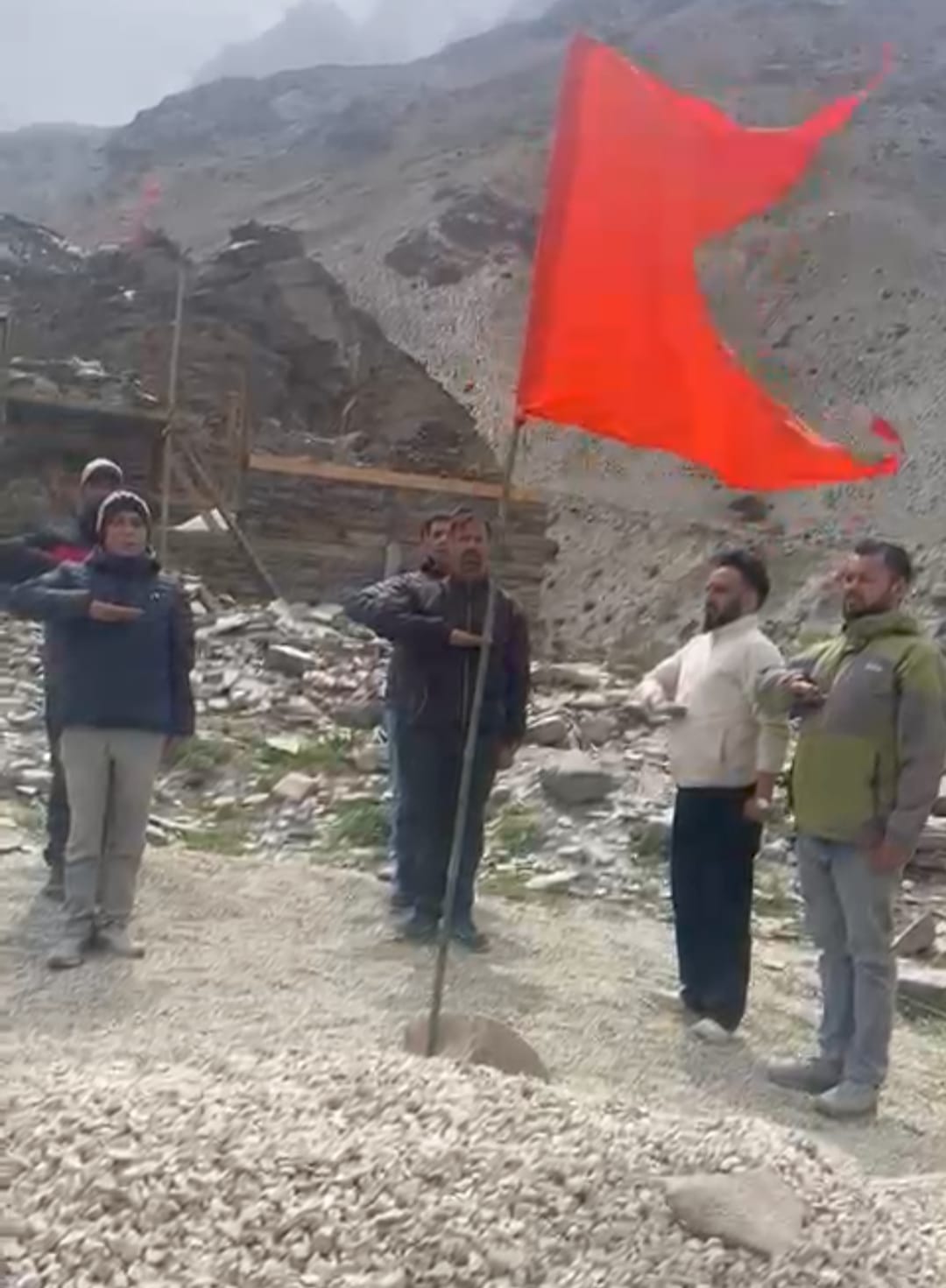 भारत- चीन सीमा से सटे जादुंग गांव में राष्ट्रीय स्वयंसेवक शाखा लगातें हुए। भारत- चीन सीमा से सटे जादुंग गांव में राष्ट्रीय स्वयंसेवक शाखा लगातें हुए।
