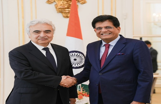 आईईए के कार्यकारी निदेशक डॉ. फतिह बिरोल से मुलाकात करते गोयल आईईए के कार्यकारी निदेशक डॉ. फतिह बिरोल से मुलाकात करते गोयल