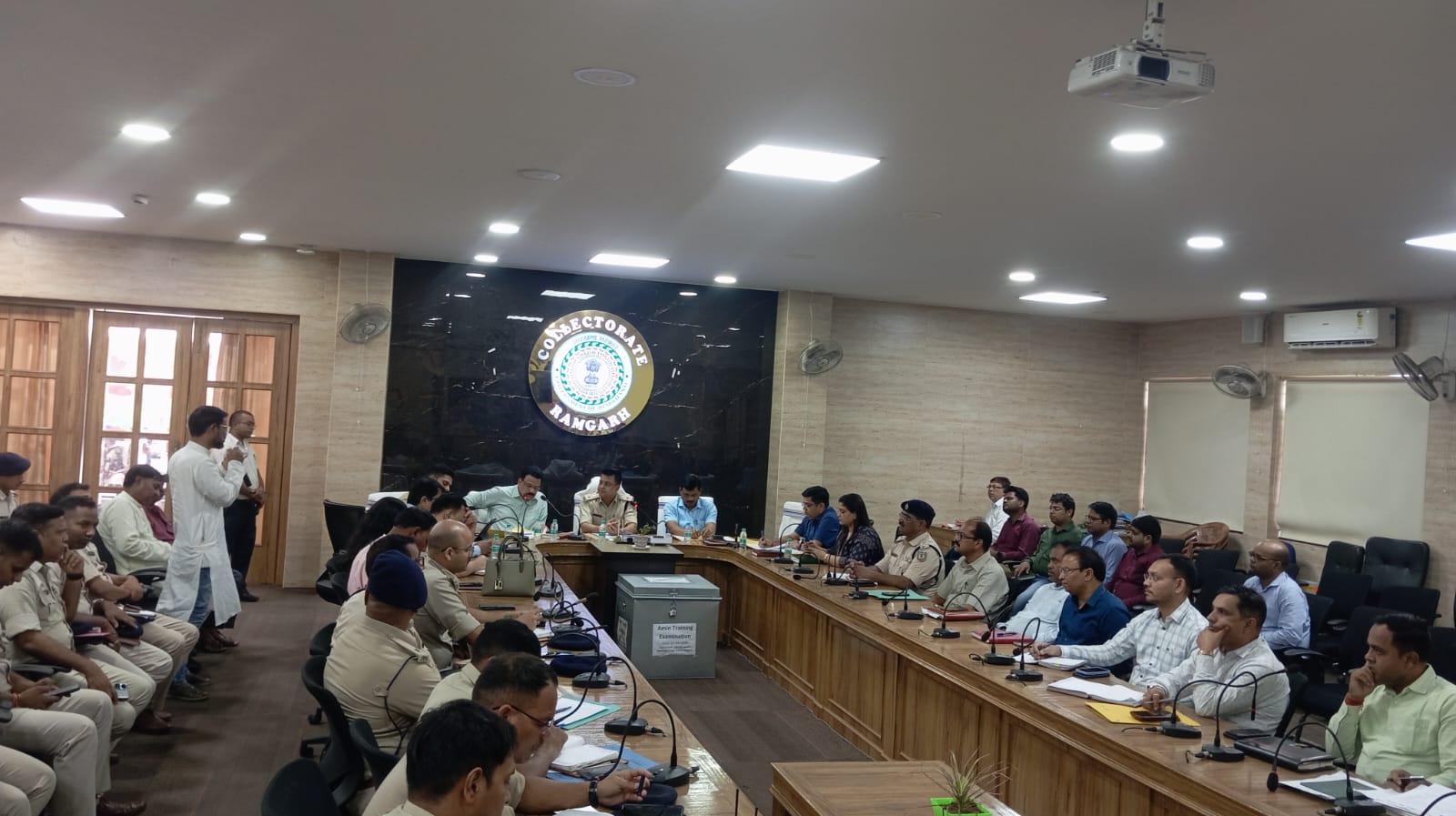बैठक में शामिल अधिकारी