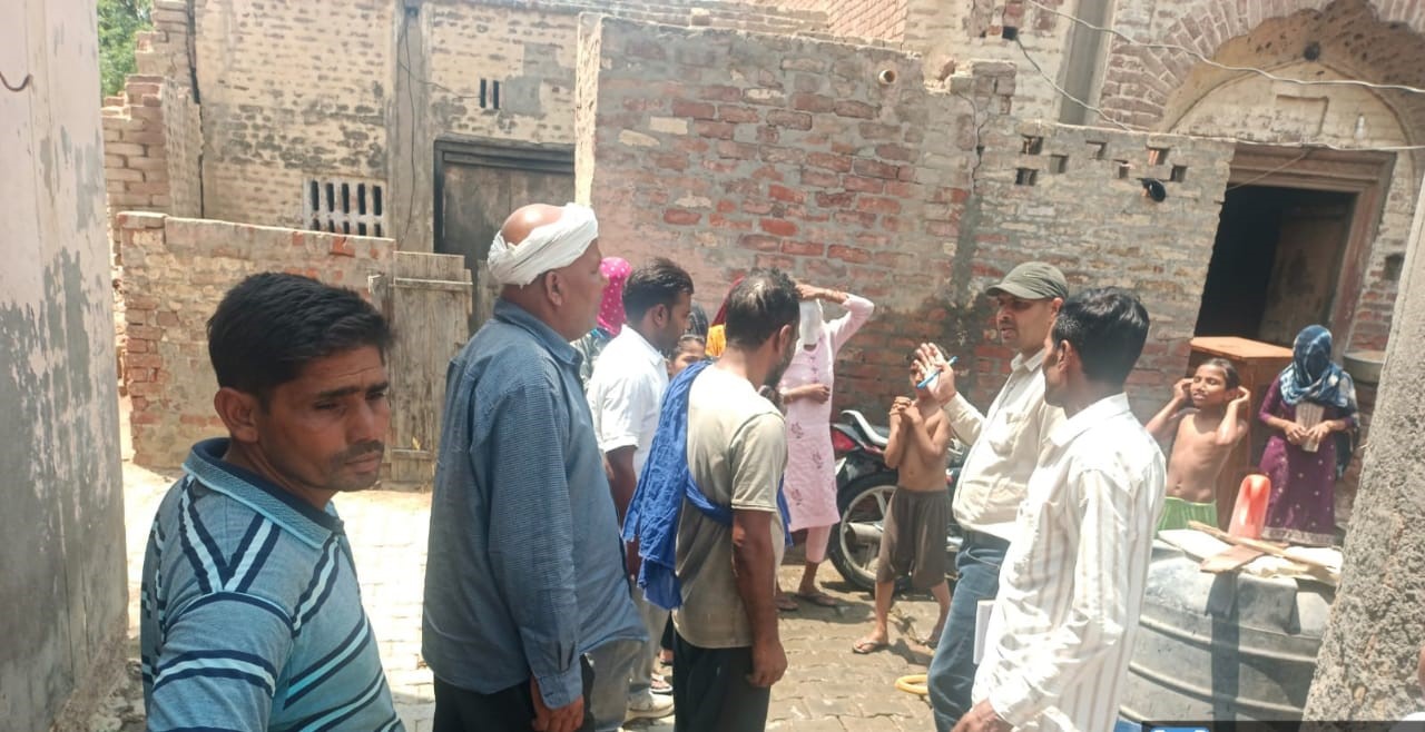 जनस्वास्थ्य विभाग की टीम जांच करते हुए।