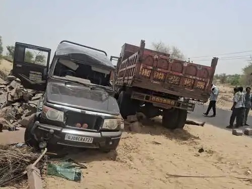 ट्रक की टक्कर के बाद बोलेरो थड़ी से टकराकर पलटी और पत्थरों के ढेर पर खड़ी हो गई। ट्रक की टक्कर के बाद बोलेरो थड़ी से टकराकर पलटी और पत्थरों के ढेर पर खड़ी हो गई।