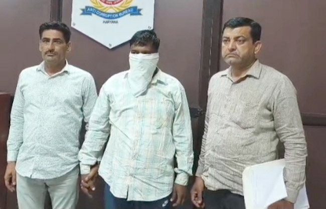 सोनीपत: एंटी करप्शन ब्यूरो टीम की गिरफ्त में रिश्वत का आरोपी एसआई नरेश सोनीपत: एंटी करप्शन ब्यूरो टीम की गिरफ्त में रिश्वत का आरोपी एसआई नरेश