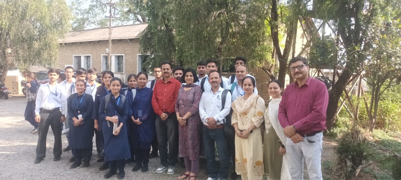 कैम्प के दौरान डाइट के प्रशिक्षु। कैम्प के दौरान डाइट के प्रशिक्षु।