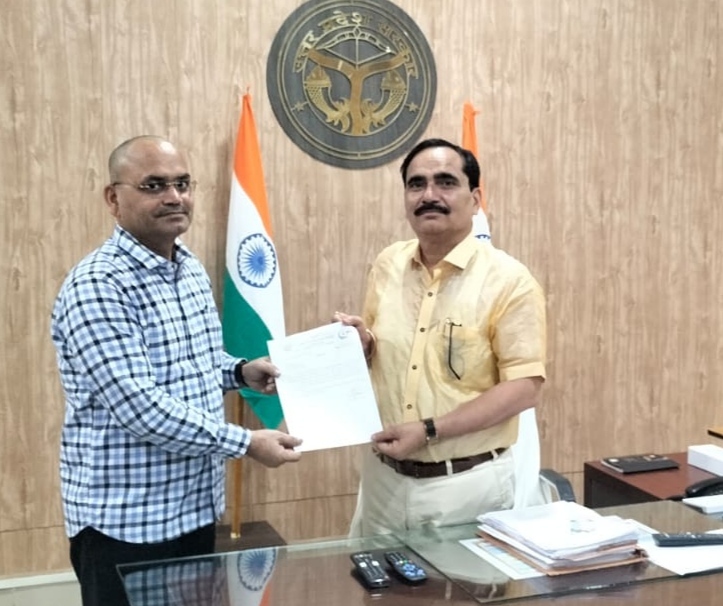 अधिकारी को सम्मानित करते मण्डलायुक्त बालकृष्ण त्रिपाठी। अधिकारी को सम्मानित करते मण्डलायुक्त बालकृष्ण त्रिपाठी।