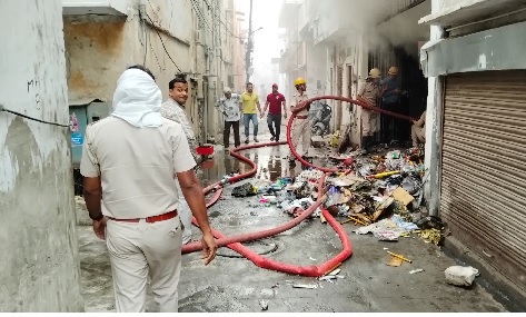 प्लास्टिक गोदाम में भीषण आग लगने से जला लाखों माल प्लास्टिक गोदाम में भीषण आग लगने से जला लाखों माल
